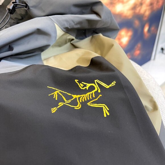 Arc'teryx Men's Women's Jackets - Picture 9 of 9